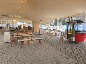 Holzbank ohne Lehne 1